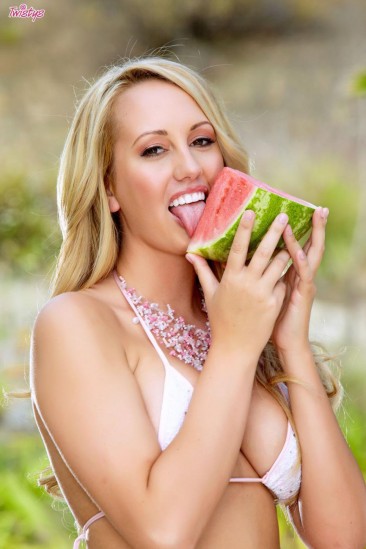 Big racked heartbreaker Brett Rossi takes off her bikini and opens her smooth pussy outdoors