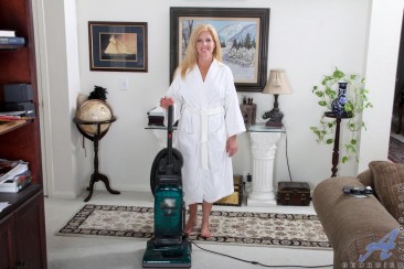 Filthy blonde milf Georgie Anilos pleasing the hungry pussy with vacuum cleaner