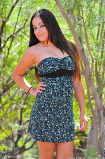 Latina teen Marisol FTV shamelessly uncovering her body cleavage outdoor