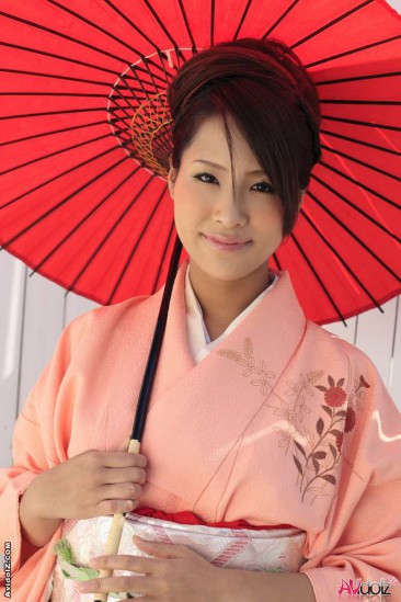 Beautiful oriental geisha Akira Ichinose is pleasing the dick with raunchy hardcore